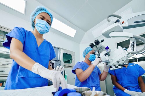 operation-pour-la-myopie-laser-implant